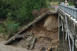 Cầu Ia Tré bị sạt lở nghiêm trọng