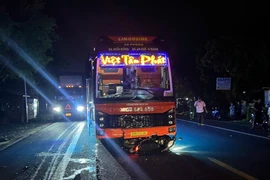 Xe khách Việt Tân Phát va chạm với xe máy cùng chiều khiến 1 người tử vong
