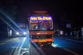 Xe khách Việt Tân Phát va chạm với xe máy cùng chiều khiến 1 người tử vong