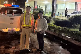 Lực lượng CSGT đã dùng xe đặc chủng dẫn xe chở thai phụ tới bệnh viện. Ảnh: Quang Nguyên