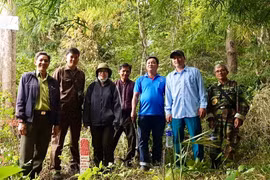 Đại diện xã Chư Drăng và Hạt Kiểm lâm huyện Krông Pa kiểm tra các diện tích đất rừng giao cho người dân tại xã Chư Drăng. Ảnh: Lê Nam