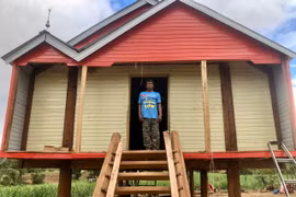 Căn nhà sàn làm bằng gỗ, rộng khoảng 50m2 vừa được hoàn thành giúp gia đình ông Rah Lan Loan (buôn Chư Tê, xã Ia Rsai) có nơi ở khang trang, kiên cố. Ảnh: Lê Nam