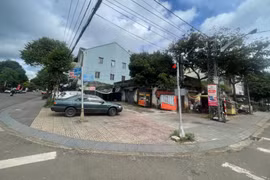 Lô "đất vàng" nằm ở vị trí đắc địa 2 mặt tiền đường lớn, đã xảy ra tranh chấp kéo dài hàng chục năm. Ảnh: Văn Ngọc 