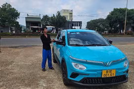 Gia Lai: Bắt kẻ đập phá 2 xe taxi Vinfast
