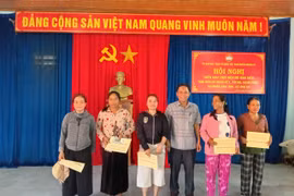 Ủy ban MTTQ Việt Nam huyện Krông Pa triển khai mô hình "Khu dân cư đoàn kết, ấm no, hạnh phúc" tại buôn Ma Rok, xã Chư Gu và tặng sinh kế cho hộ nghèo. Ảnh: Lê Nam