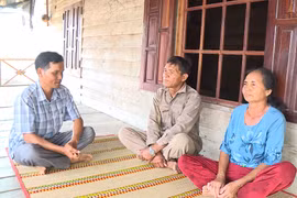 Ông Kpă Tuyên-Trưởng Ban công tác mặt trận buôn Ia Prông, xã Đất Bằng (bìa trái) tuyên truyền người dân trong xây dựng nông thôn mới. Ảnh: Lê Nam