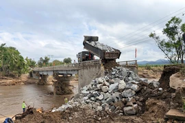 Hàng ngàn khối đất đá được huy động để sửa chữa cầu Đăk Pờ Tó.