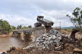 Hàng ngàn khối đất đá được huy động để sửa chữa cầu Đăk Pờ Tó.