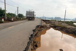 Nhiều đoạn lòng đường bị sạt lở gây mất an toàn giao thông. Ảnh: Văn Ngọc