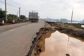 Nhiều đoạn lòng đường bị sạt lở gây mất an toàn giao thông. Ảnh: Văn Ngọc