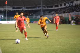 Hoàng Anh Gia Lai “phơi áo” trước Công an Hà Nội trên sân Pleiku.