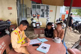 Với các trường hợp không có giấy phép lái xe, lực lượng CSGT sẽ lập biên bản với người giao xe.