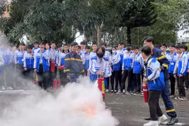 Lực lượng Cảnh sát PCCC và CNCH hướng dẫn học sinh Trường THPT Nguyễn Chí Thanh kỹ năng sử dụng bình chữa cháy xách tay. Ảnh: Văn Ngọc