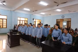 4 bị cáo vắng mặt, Tòa hoãn xét xử vụ chế tạo, mua bán vũ khí quy mô lớn