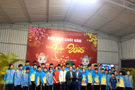 Chủ tịch Ủy ban nhân dân tỉnh Rah Lan Chung thăm, tặng quà vận động viên thể thao thành tích cao