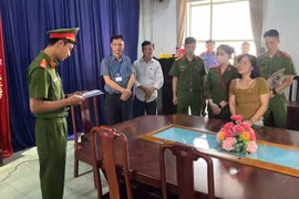 Lực lượng Công an thi hành lệnh bắt tạm giam Thúy (bìa phải, hàng trước).