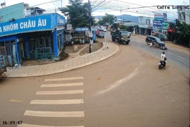 Sau khi gây ra tai nạn tài xế ô tô đã bỏ trốn (ảnh cắt từ clip).