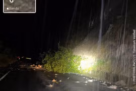 Đèo Tô Na trên Quốc lộ 25 đã bị sạt lở do mưa lớn vào tối 30-10.