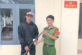 Một thanh niên tự nguyện giao nộp súng tự chế và 8 viên đạn