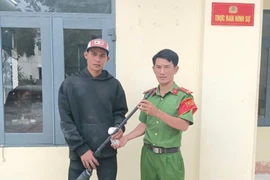 Một thanh niên tự nguyện giao nộp súng tự chế và 8 viên đạn