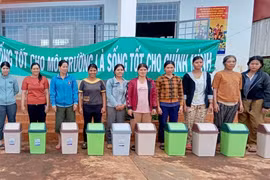 Hội LHPN xã Ia Mơ Nông tặng hội viên thùng rác để bỏ rác sinh hoạt, bảo vệ môi trường. Ảnh: G.H