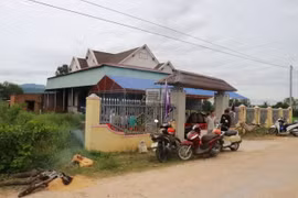 Gia đình đang tổ chức tang lễ cho vợ chồng anh T. 