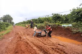 Con đường là nỗi lo với các em học sinh khi năm học mới đang đến gần.