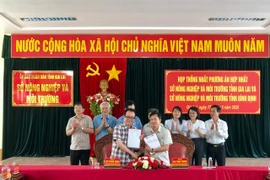 Lãnh đạo 2 Sở Nông nghiệp và Môi trường Gia Lai và Sở Nông nghiệp và Môi trường Bình Định ký kết sau cuộc họp. Ảnh: Lê Nam