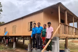 Căn nhà sàn, rộng 96m2 của gia đình anh Nay Yhoang (buôn Blăk, xã Ia Rmok) là nhà đầu tiên hoàn thành trong Chương trình xóa nhà tạm, nhà dột nát.