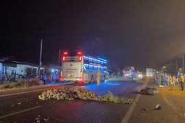 Va chạm vào hông xe tải cùng chiều, 1 phụ nữ đi xe máy tử vong.