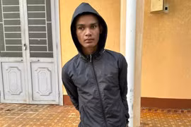 Giả vờ cầm cố điện thoại “dởm” rồi cướp giật điện thoại “xịn”