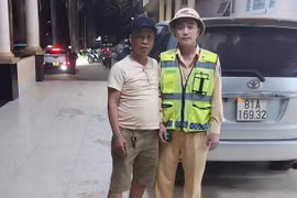 Cảnh sát Giao thông mở đường dẫn 6 người đi cấp cứu.