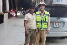 Cảnh sát Giao thông mở đường dẫn 6 người đi cấp cứu.