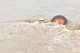 Máy cày bị nước cuốn trôi khi vượt sông Ba