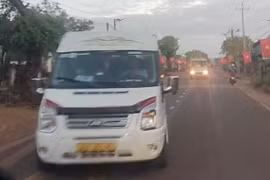 Gia Lai: 2 xe khách 16 chỗ tạt đầu, chặn xe đối thủ nghi do tranh giành khách