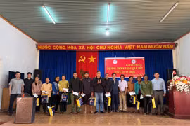 Trao 30 suất quà cho bà con nghèo ở huyện Chư Pưh