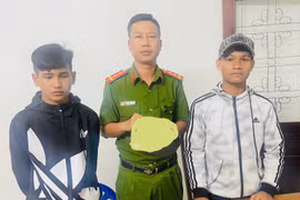 Nhặt được 2,2 triệu đồng, 2 thiếu niên nhờ Công an tìm người đánh rơi