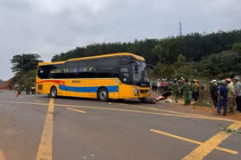 Va chạm với xe khách giường nằm, 1 phụ nữ đi xe máy tử vong