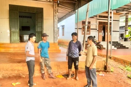 Ông Rơ Châm Míu -làng Nú (bìa phải) tuyên truyền người dân sinh hoạt tôn giáo đúng pháp luật, tích cực phát triển kinh tế, giữ gìn vệ sinh môi trường, góp sức xây dựng nông thôn mới. Ảnh: Lê Nam