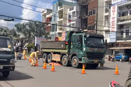 Xe tải có giấy phép đi vào đường cấm để phục vụ thi công.