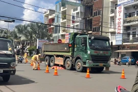 Xe tải có giấy phép đi vào đường cấm để phục vụ thi công.