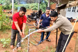 Người dân làng Ngo Le (xã Ia Krêl) phấn khởi khi có nước sạch được đưa về tận nhà. Ảnh: Lê Nam