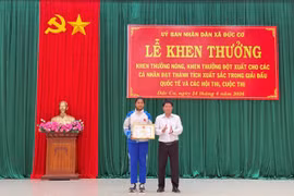 Xã Đức Cơ khen thưởng đột xuất cho nữ võ sĩ Kpă H’Hà Mi