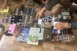 Thu giữ 90 máy thuốc lá điện tử.