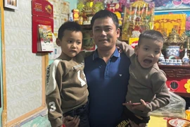 Cán bộ Công an phường An Phú nhảy xuống hồ cứu 2 bé trai bị đuối nước