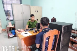 Công an xã Ia Tul lập biên bản và xử phạt với anh K.A.