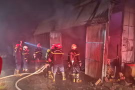 Khoảng 4 giờ cùng ngày đám cháy được lực lượng Cảnh sát PCCC và CNCH dập tắt. Ảnh: Tuấn Anh