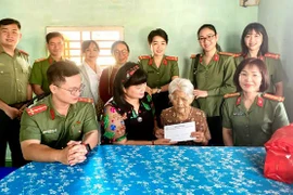 Thăm, tặng quà Mẹ Việt Nam Anh hùng