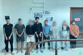 Các đối tượng bị bắt quả tang khi đang sử dụng trái phép chất ma túy. Ảnh: Chí Trung