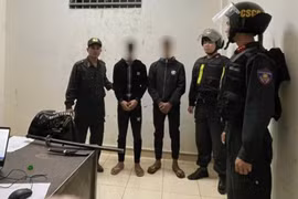 Cảnh sát Cơ động khống chế 2 đối tượng mang dao, kiếm đi đánh nhau.